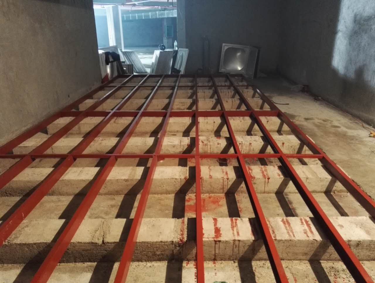 千凱不銹鋼水箱安裝現(xiàn)場(chǎng)-槽鋼底座