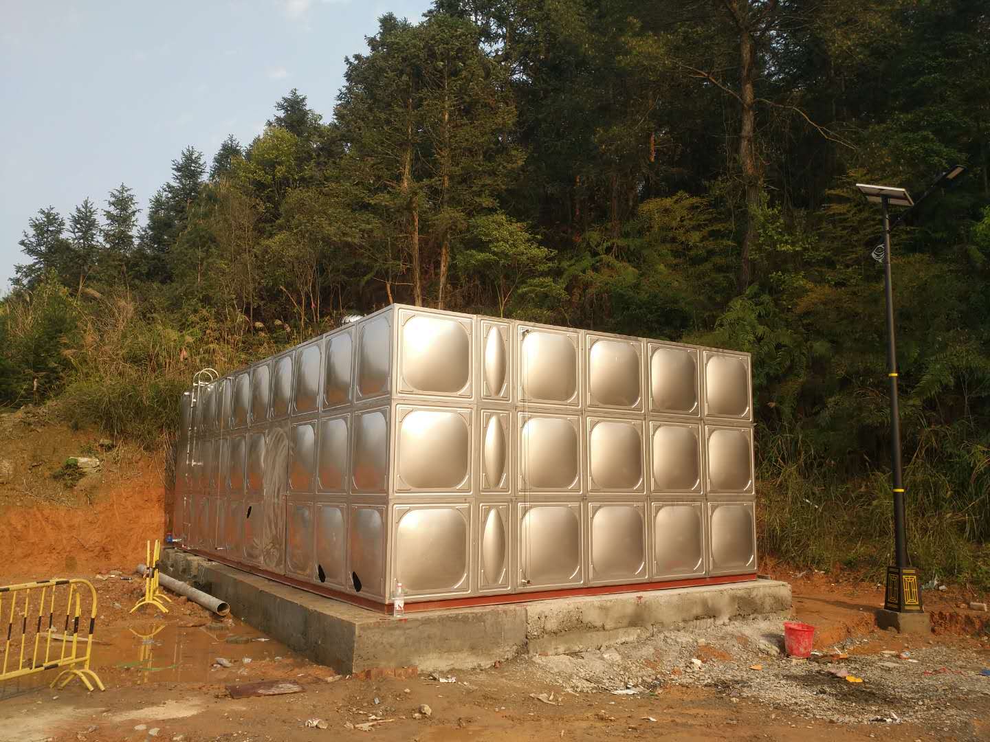 三江北服務(wù)區(qū)不銹鋼水箱安裝完成