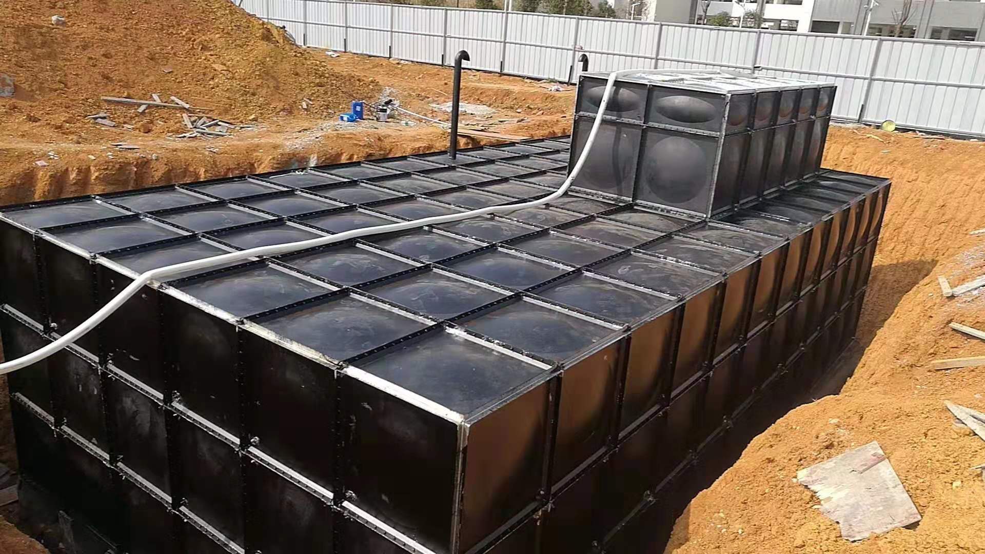 崇左吉陽(yáng)小學(xué)地埋式消防箱泵一體化水箱安裝完成